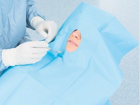 EURONDA chirurgická operační rouška se středovým samolepícím otvorem na obličej, 25ks/bal, 50×75cm/otvor 6×9cm (270216)