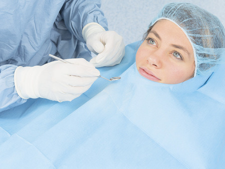 EURONDA Chirurgická operační rouška s samolepícím výřezem 