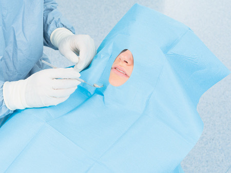 EURONDA větší chirurgická operační rouška s mimostředovým samolepícím otvorem na obličej, 12ks/bal 100×150cm/ otvor 6×9cm (270228)